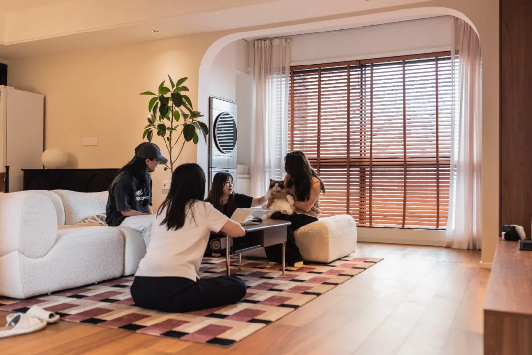 广州112㎡精装房改造成中古风简直美炸了！两人三喵的家