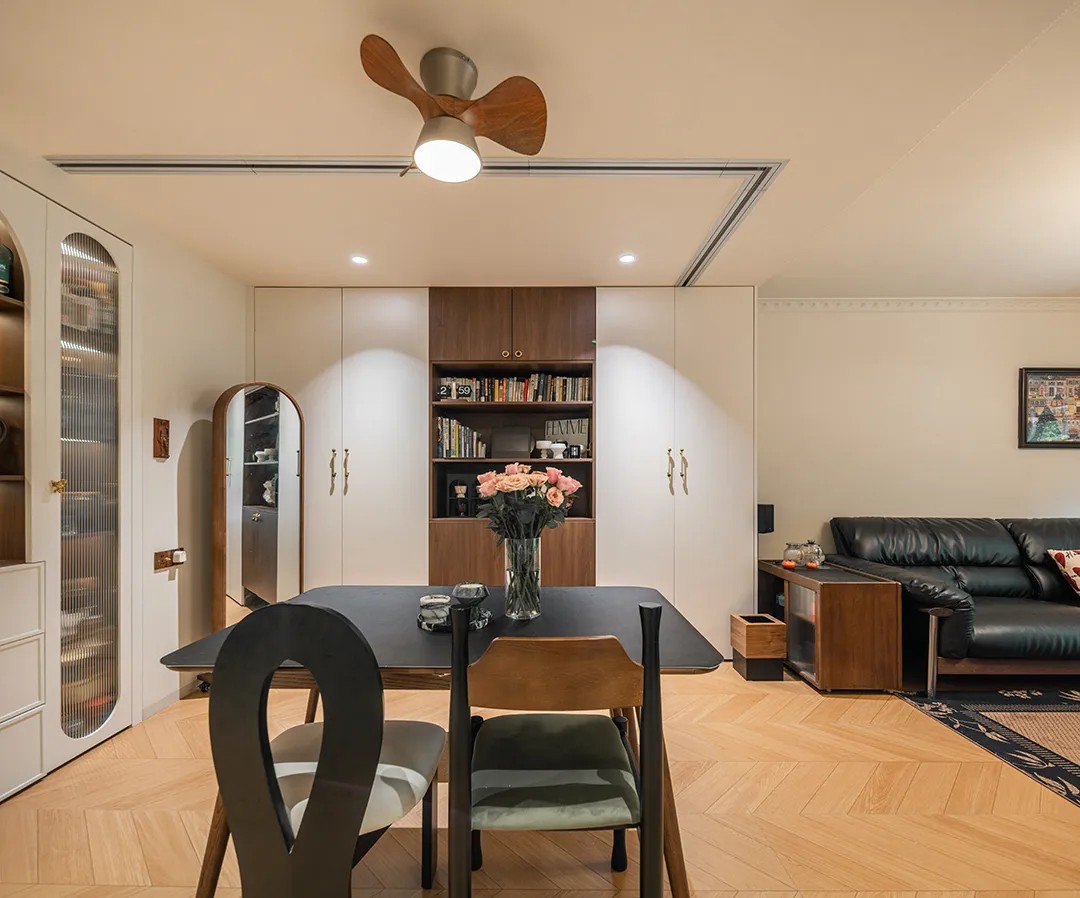 83㎡旧房改造黑棕复古风|新增一卫一卧